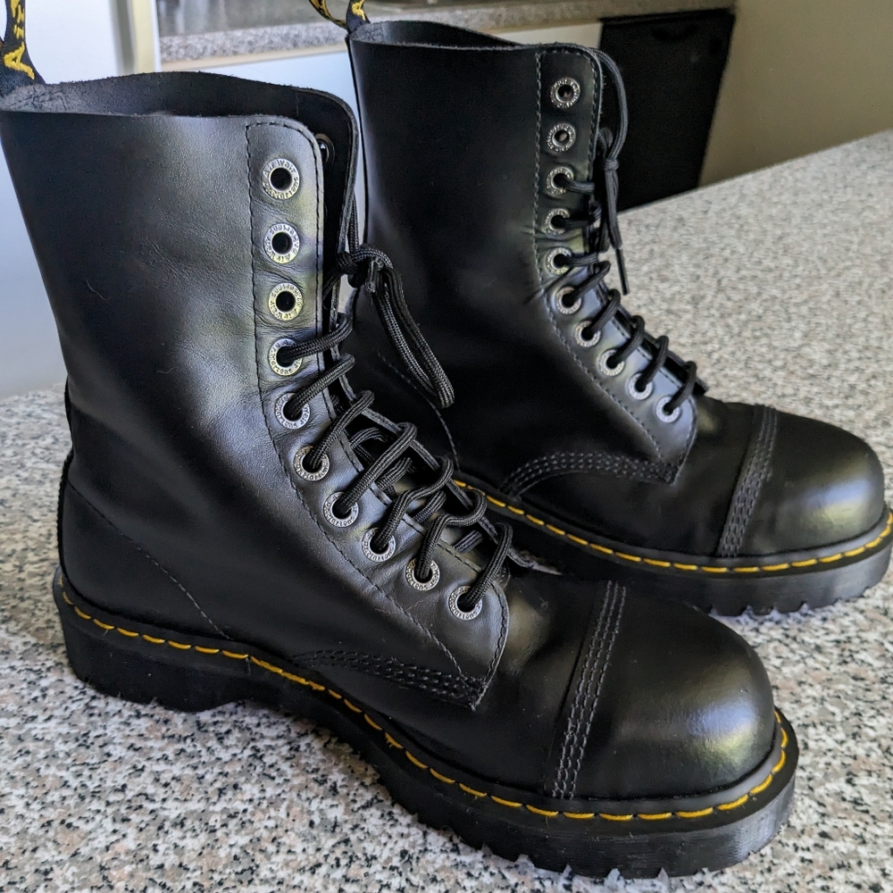 Dr. Martens 8761 BXB size 11 steel toe comat boot , fine haircell black leather